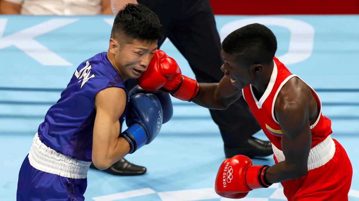 Yuberjen Martínez, boxeador colombiano, conecta una dura mano sobre Ryomei Tanaka.