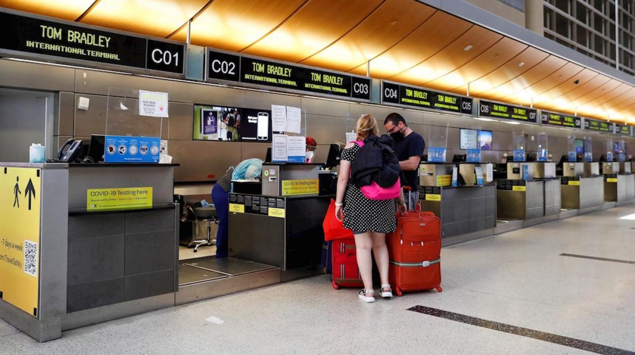 Panorama del aeropuerto internacional de Los Ángeles, en medio de las restricciones.