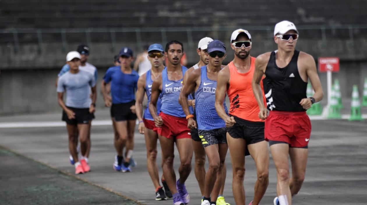 Marchistas colombianos que se preparan para el debut. 