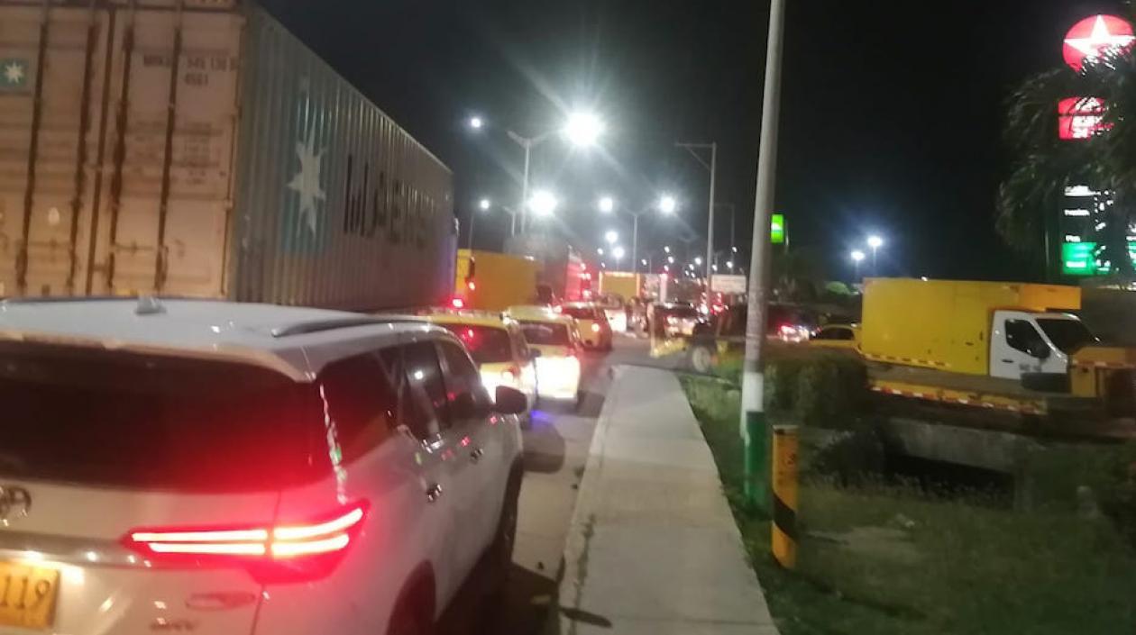 El trancón vial persistía en la noche.