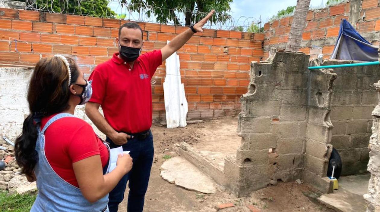 El Alcalde José Fernando Vargas, en una de las viviendas afectadas.