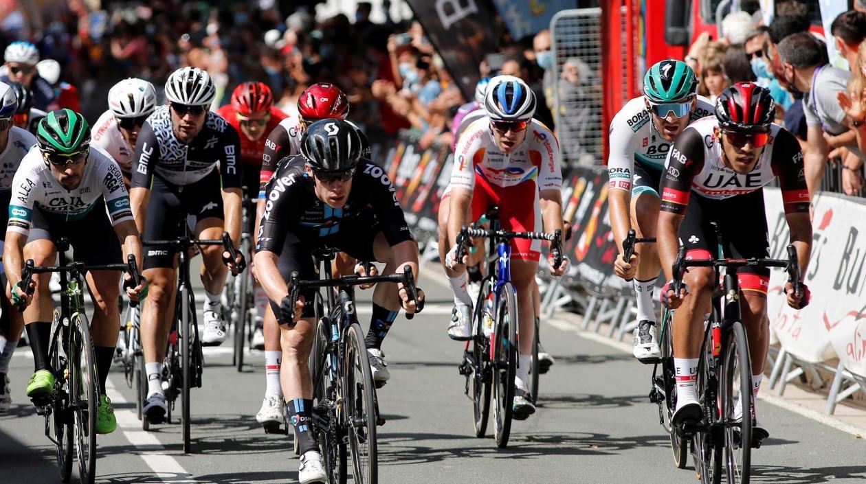 Juan Sebastián Molano cruza primero la línea de meta. 