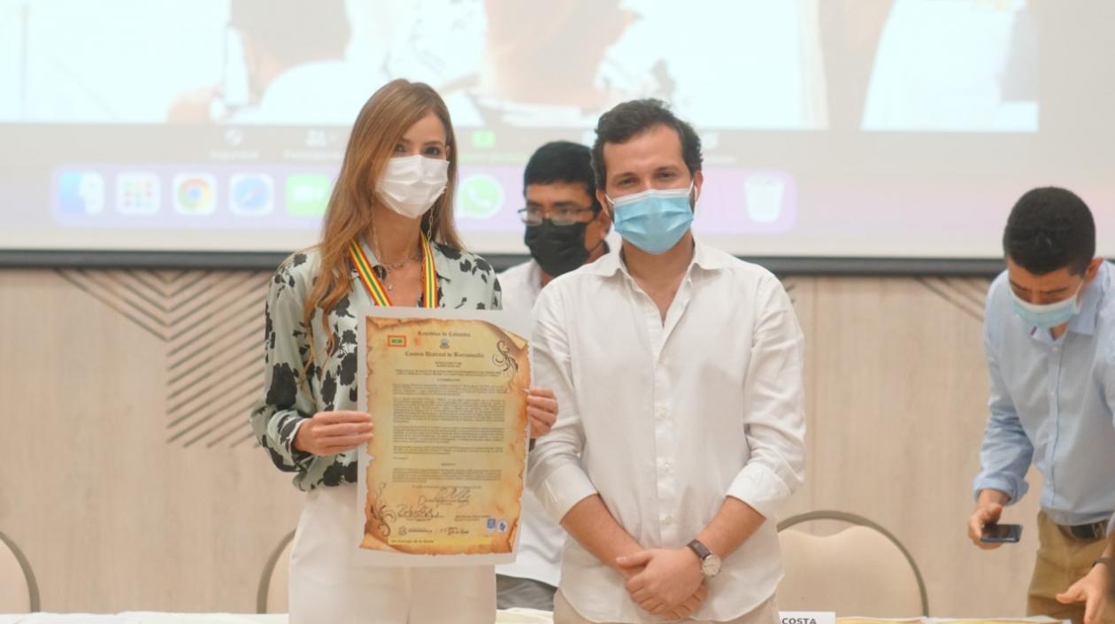La primera dama del Distrito, Silvana Puello, y el presidente del Concejo de Barranquilla, Samir Radi, luego de la condecoración