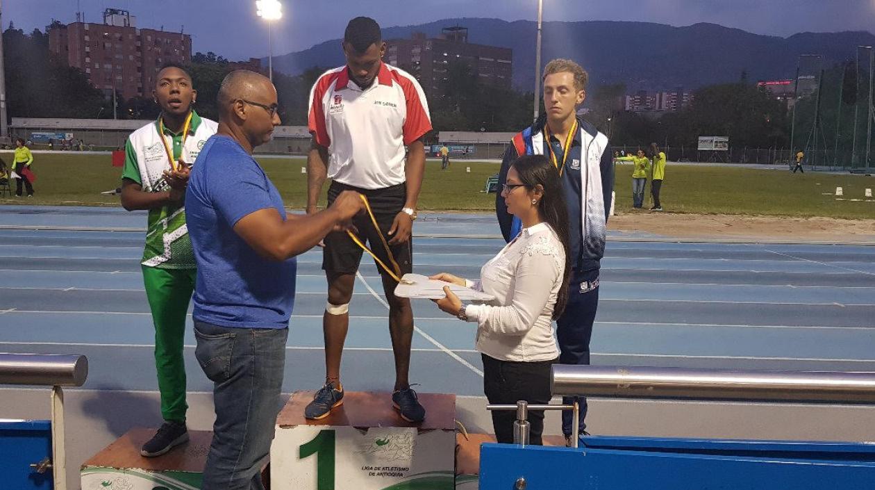 Anthony Zambrano premiado en una competencia nacional.