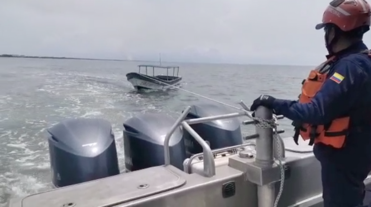 Miembros de Guardacostas de la Armada llevan la lancha recuperada.