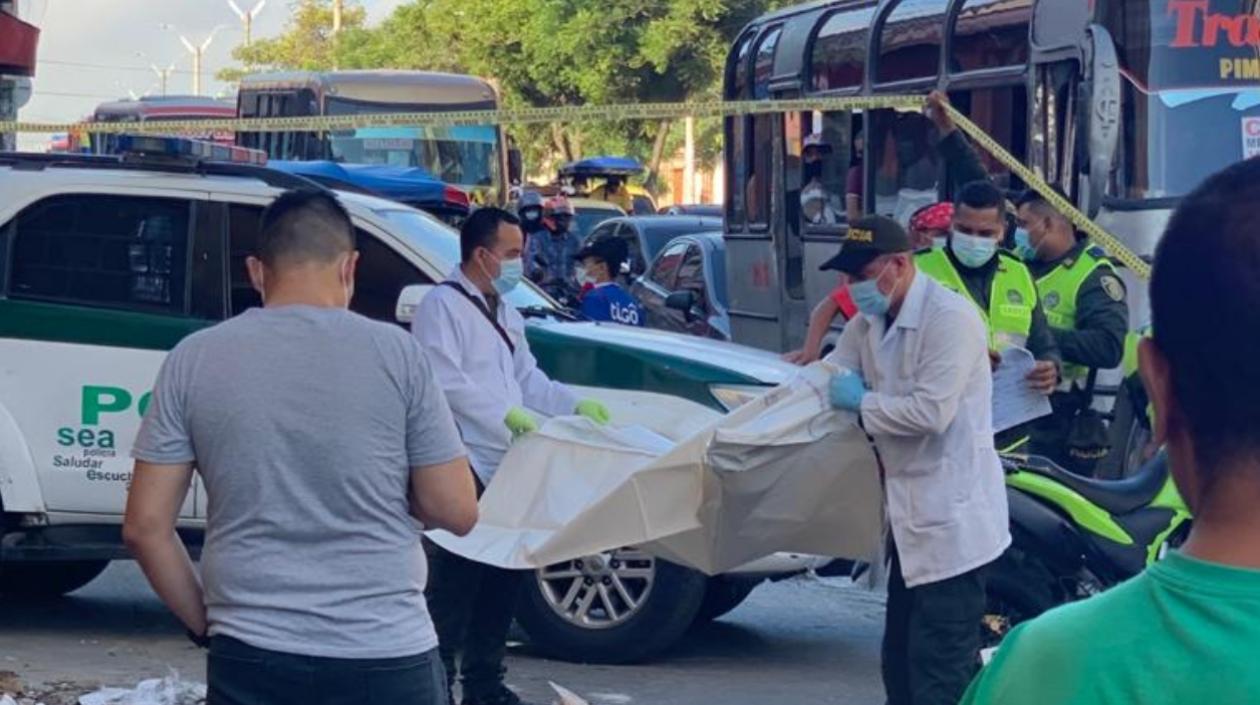 La Sijin realizando la inspección del cadáver. 