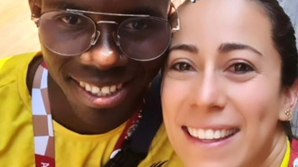 Yuberjen Martínez, boxeador colombiano, junto a Mariana Pajón, bicicrocista colombiana. 