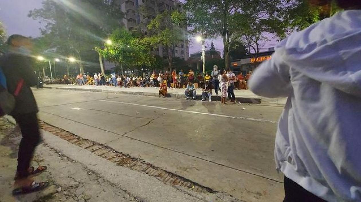 Personas aglomeradas en la calle 76 con carrera 51. 