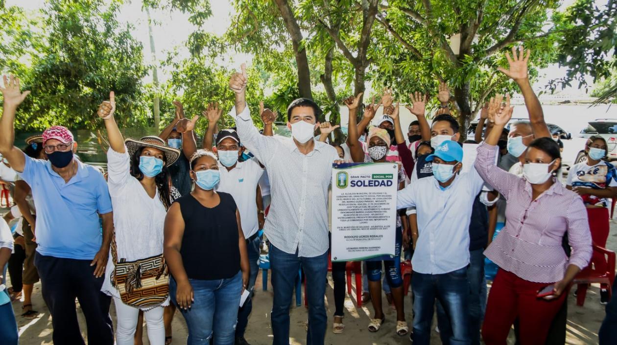 El alcalde Rodolfo Ucrós con los habitantes de Ciudad Paraíso. 