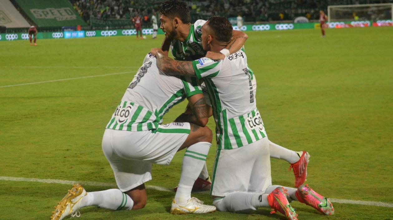 Jugadores de Nacional celebran un gol. 