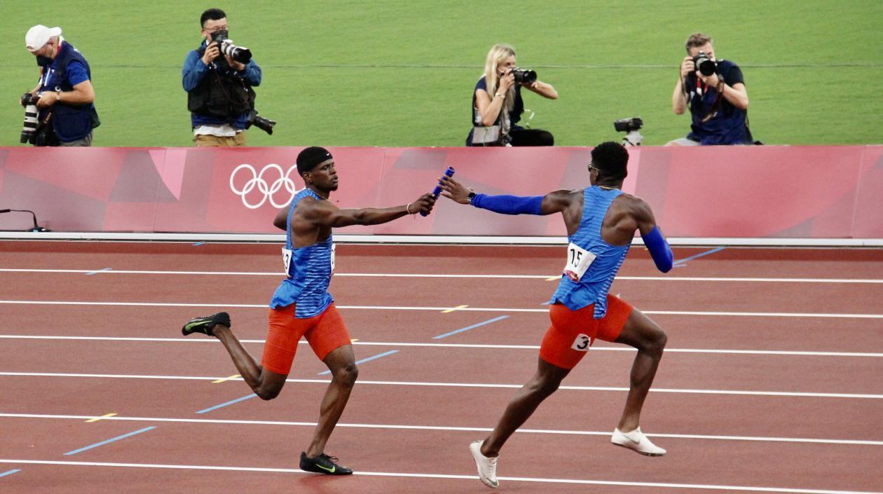 Raúl Mena, atleta del Atlántico, realiza el tercer relevo para Colombia. 