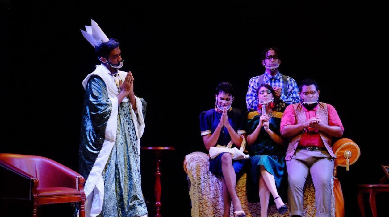 Foto de la presentación de Teatro de la EDA en la noche del jueves en la concha del Parque Metropolitano.