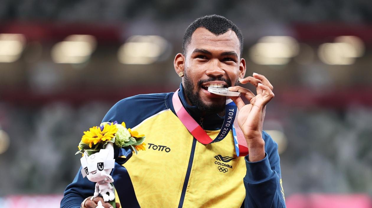 Anthony Zambrano, atleta colombiano, con la medalla de plata. 
