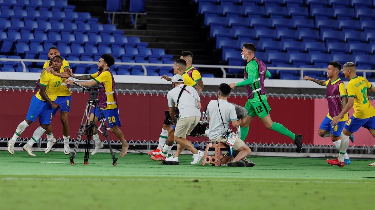 Malcon celebra con sus compañeros el gol del oro. 