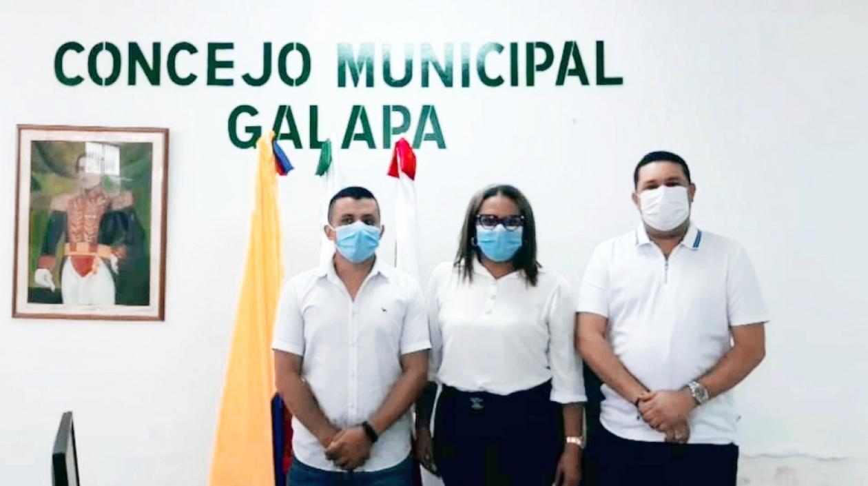 La nueva presidenta, Claudia Villeros, con los vicepresidentes Carlos Villarreal e Isaac Henriquez.