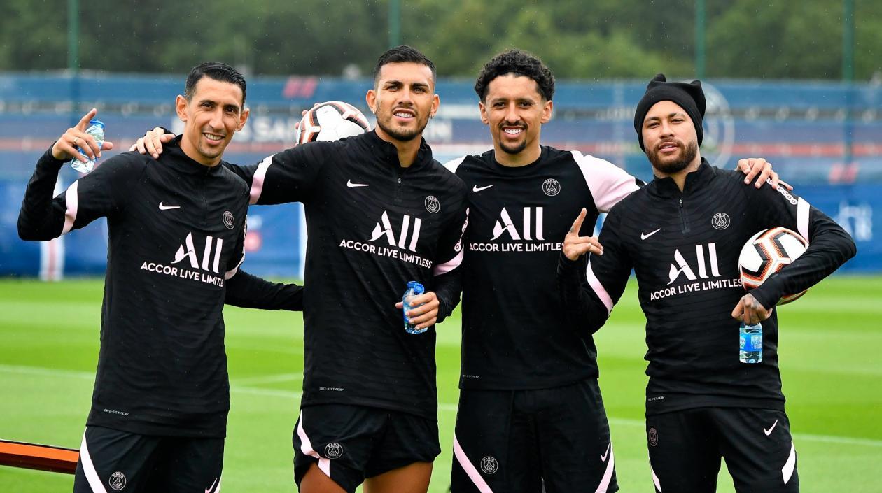 Jugadores del PSG aguardan a la llegada del argentino Lionel Messi. 