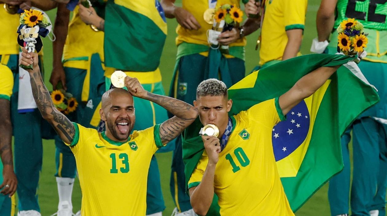 Dani Alves celebra con Richarlison. 
