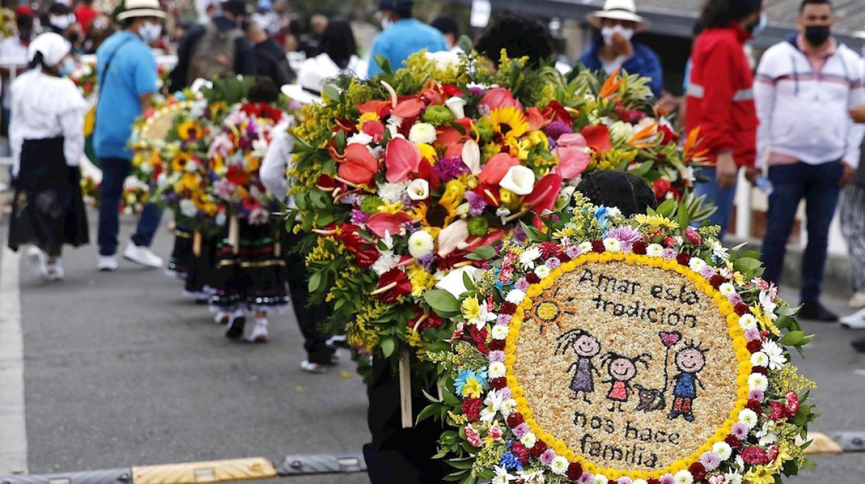 Espectacular desfile de los niños silleteros.