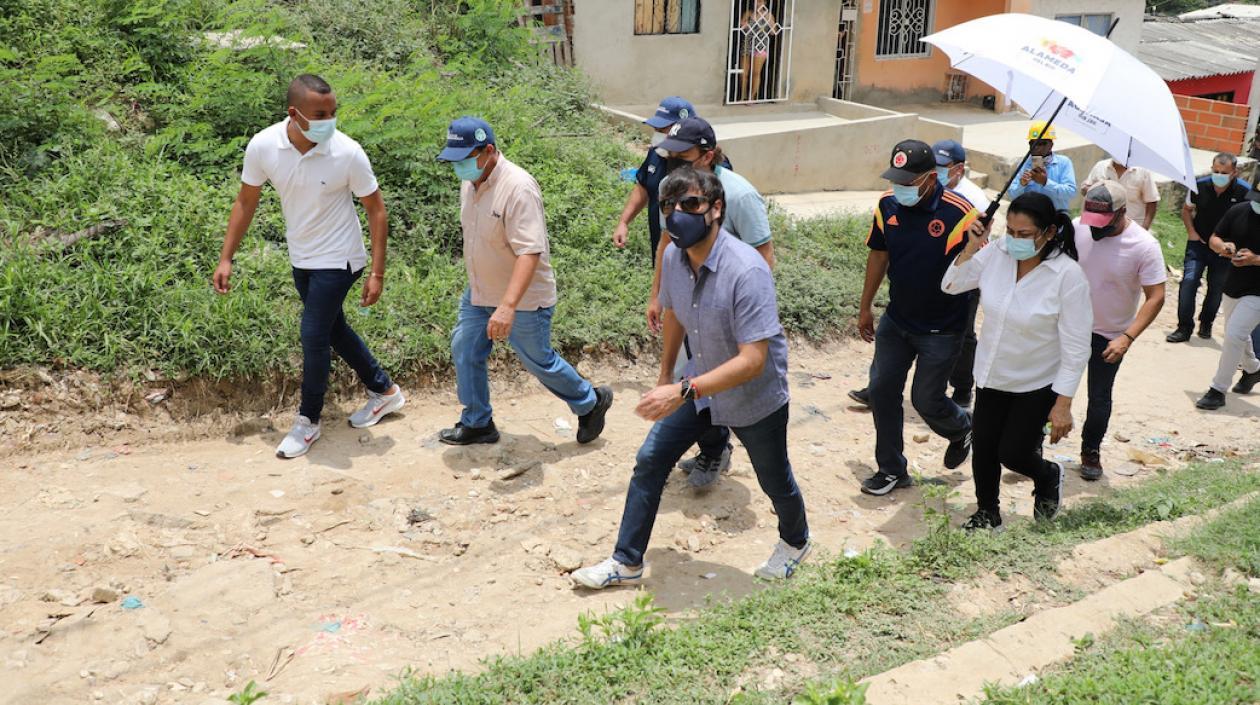 El Alcalde Jaime Pumarejo recorriendo las calles del barrio.