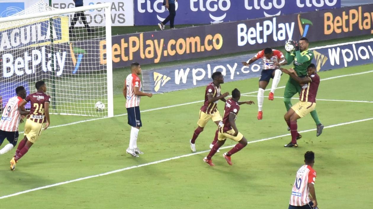 El arquero Álvaro Montero despejando una jugada ofensiva de los 'tiburones'.