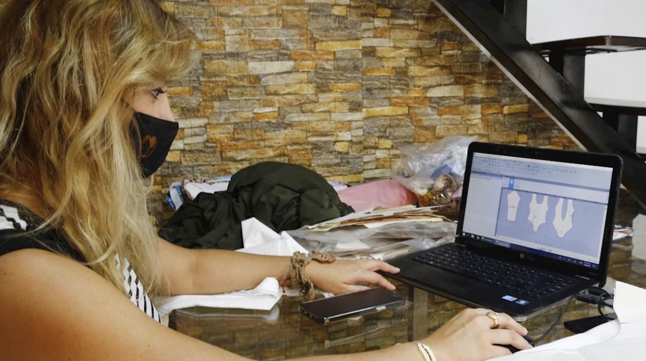 Empresaria usa el comercio electrónico para sus productos.