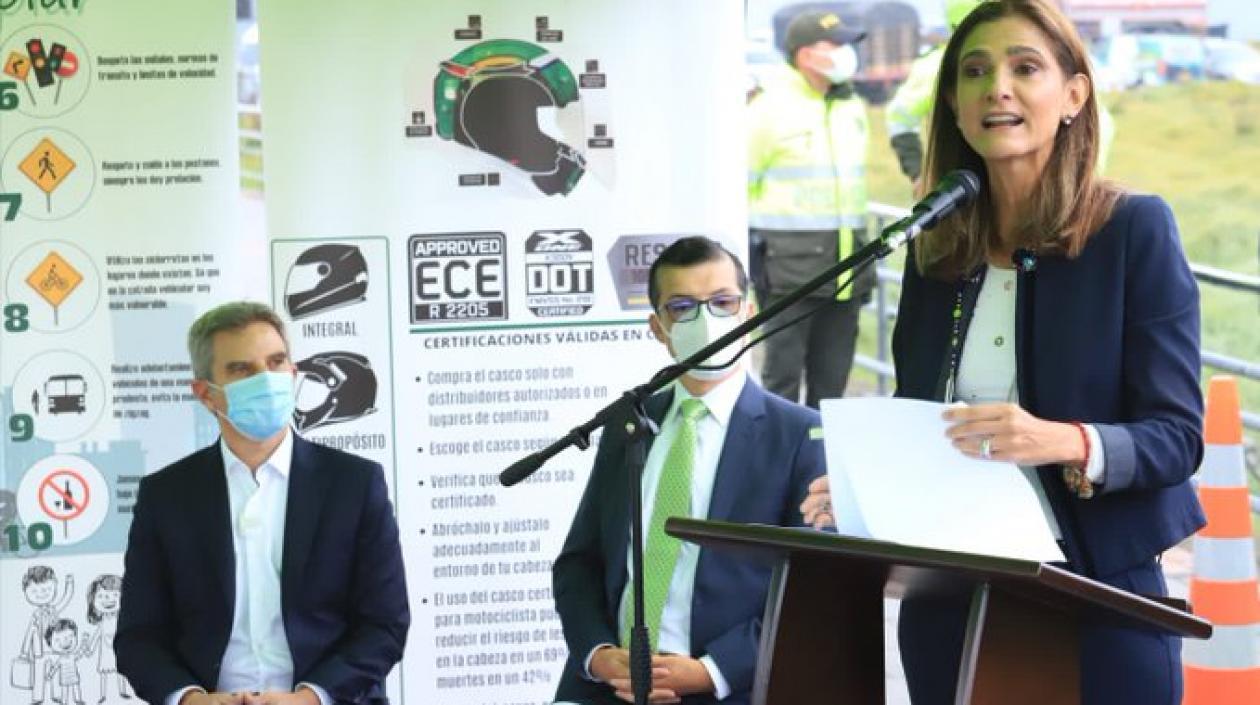 El ministro de Ambiente, Carlos Correa; el supertransporte, y la ministra Ángela María Orozco.