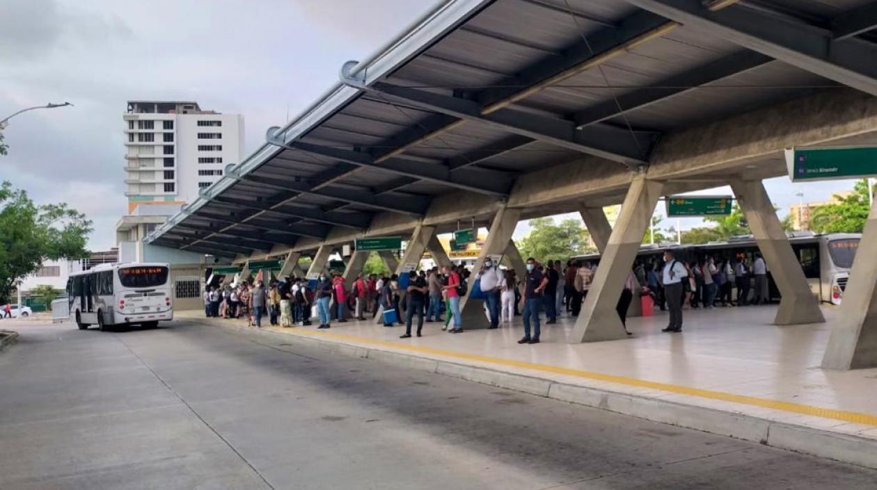 El servicio de Transmetro ha tenido retrasos por la falta de buses.