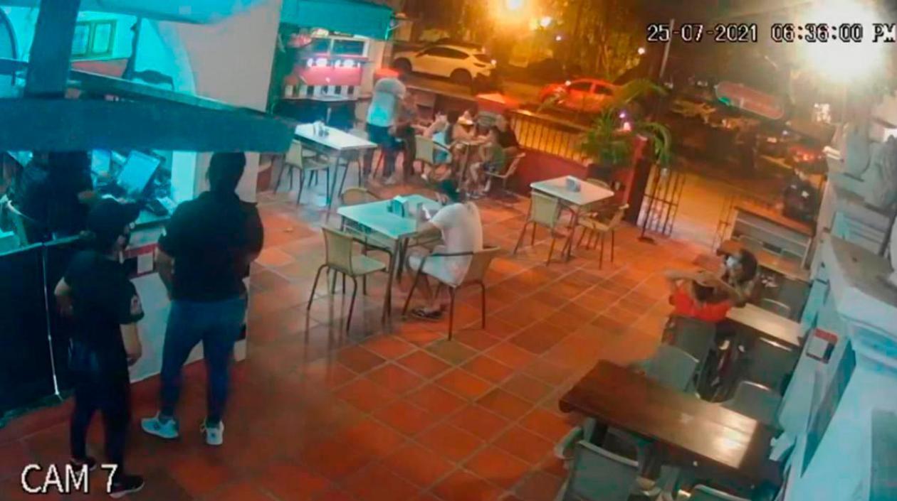 Momento en que el policía y su familia eran atracados por el delincuente. 