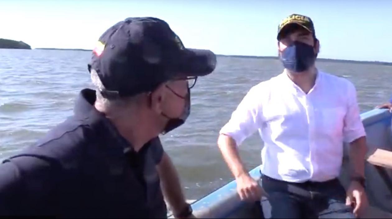 El periodista Jorge Cura y el Alcalde Jaime Pumarejo en la Ciénaga de Mallorquín.