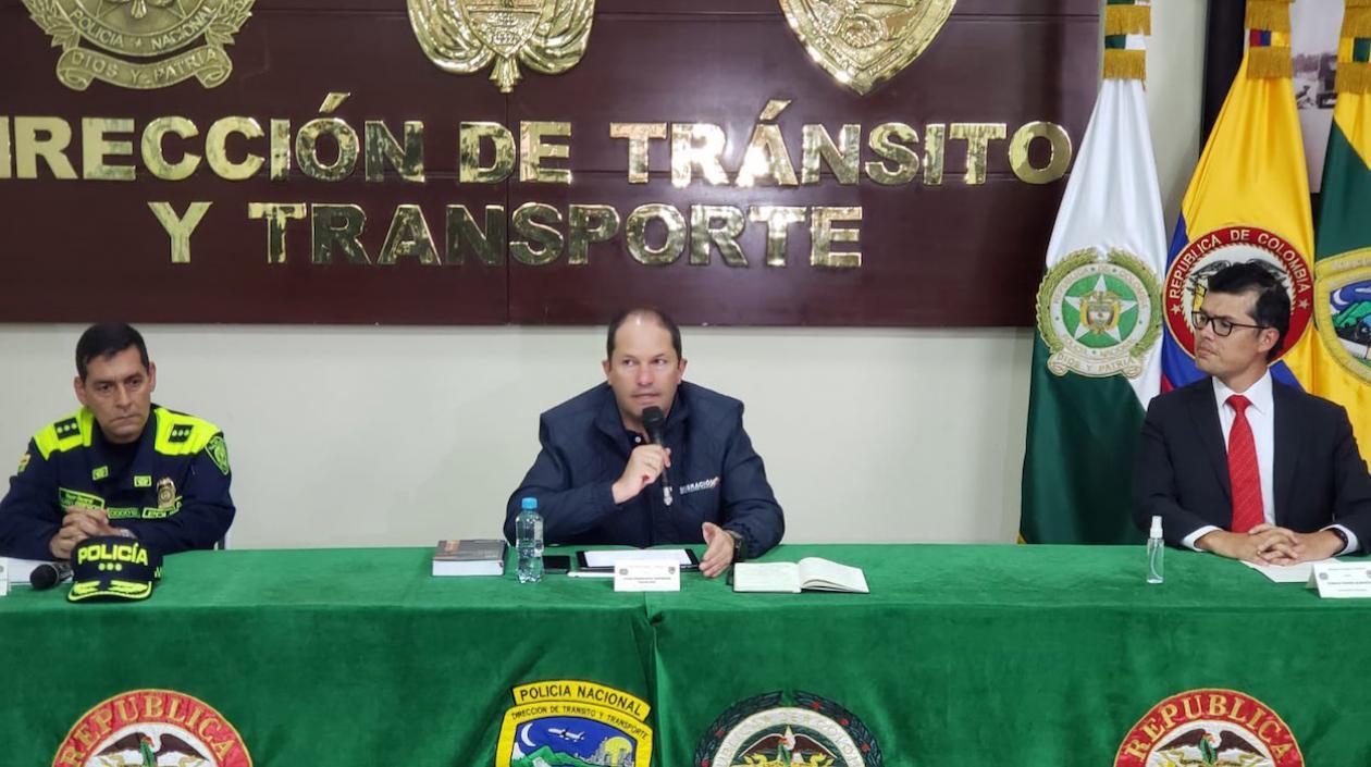 Las autoridades explicando las medidas.