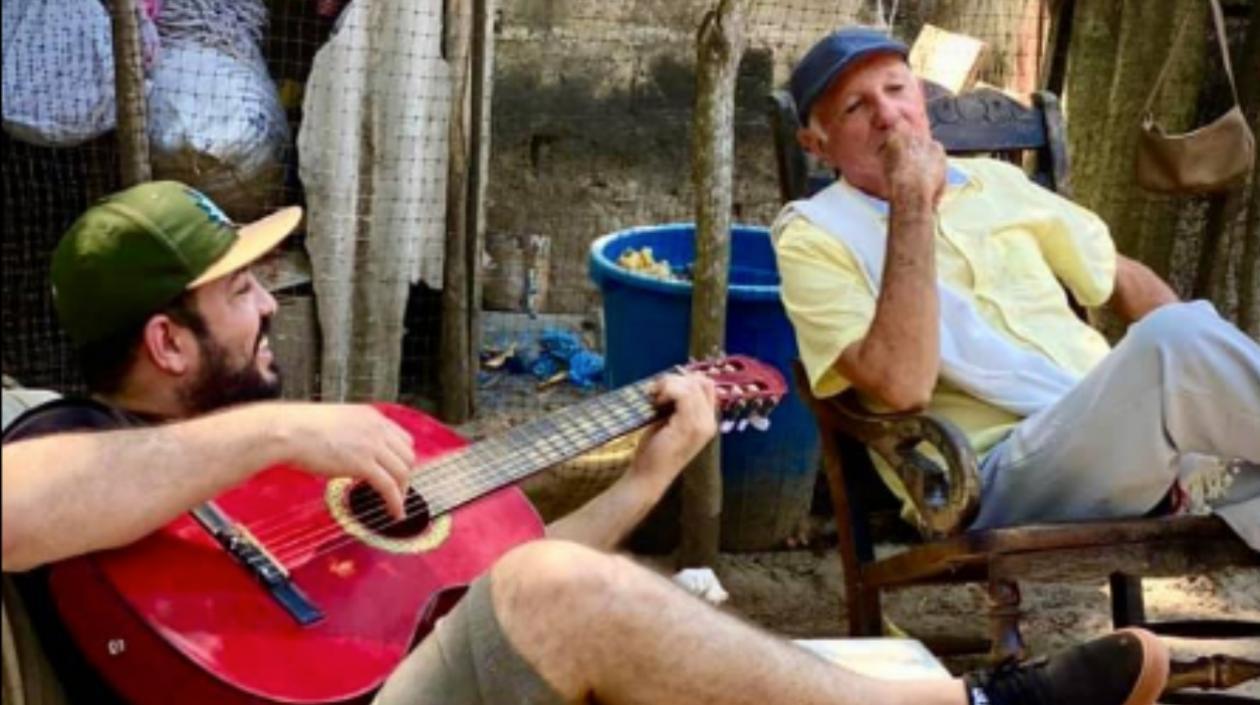 Ángel Alfonso Molina Molina junto con su hijo Miche Molina. 