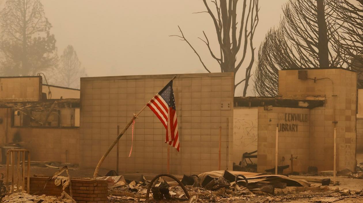 Las llamas de Dixie han carbonizado más de 1.000 construcciones.