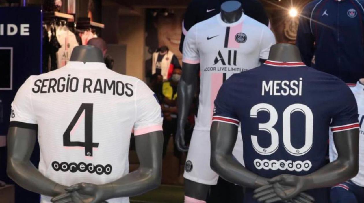Camisetas a la venta de Ramos y Messi. 