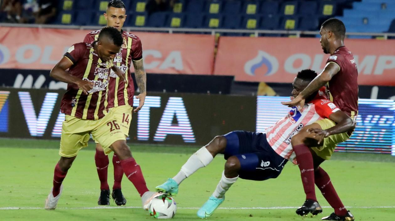 Cristian Martínez Borja se cae ante la marca de tres rivales. 