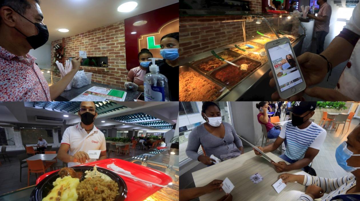 Usuarios con sus carnets de vacunación.