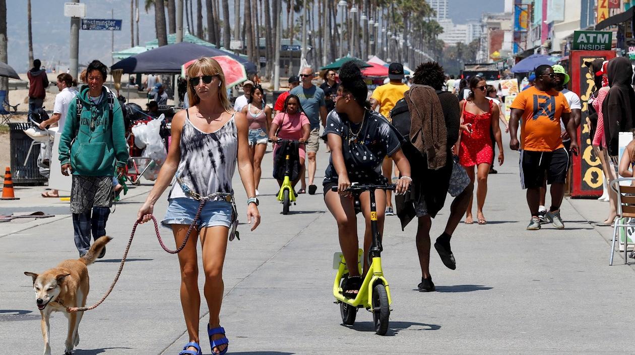 Gente caminando en Los Ángeles.