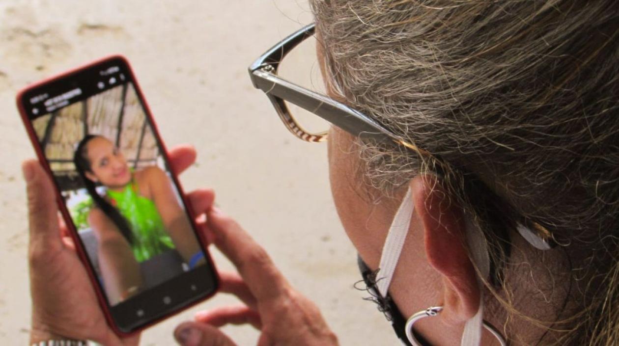La mamá de Dary Luz observa una foto de su hija en el celular. 