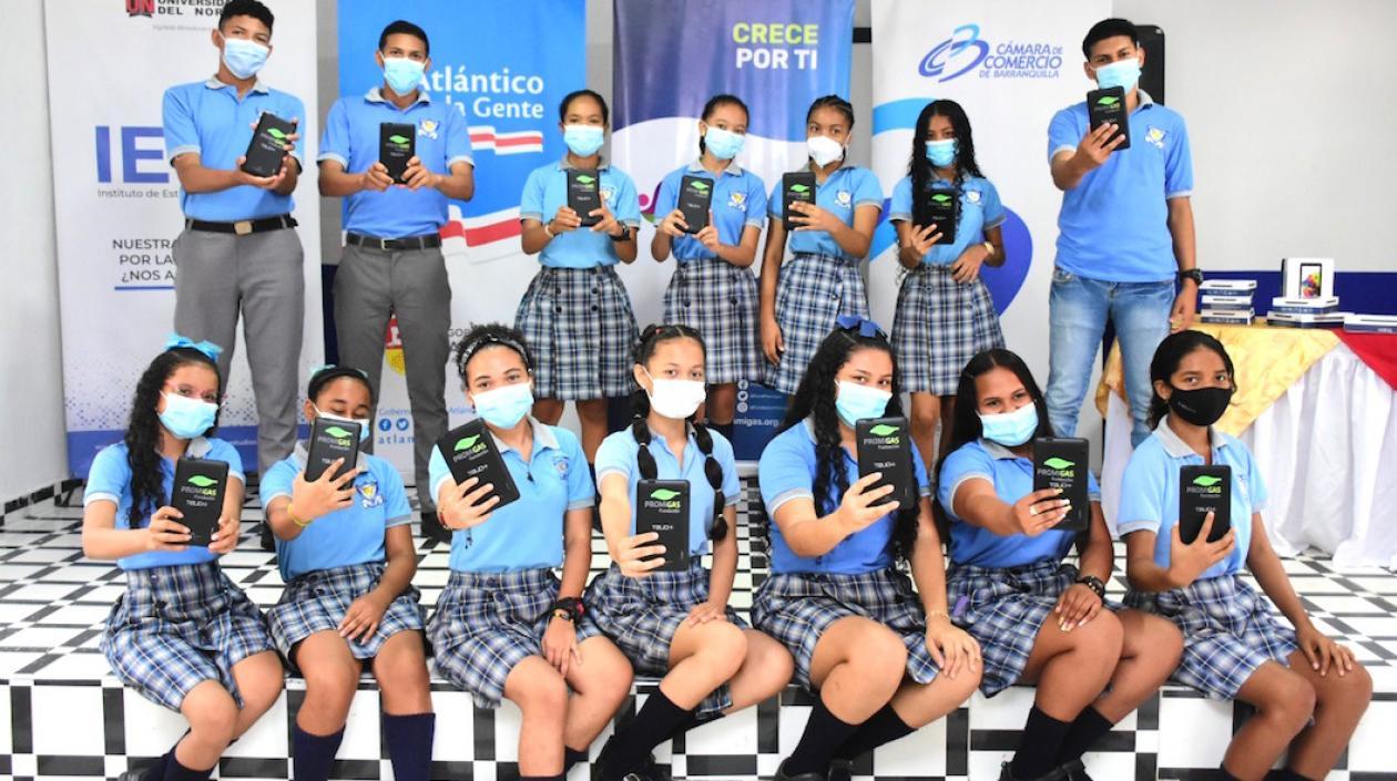 Un grupo de jóvenes beneficiados con la entrega de las tabletas electrónicas.