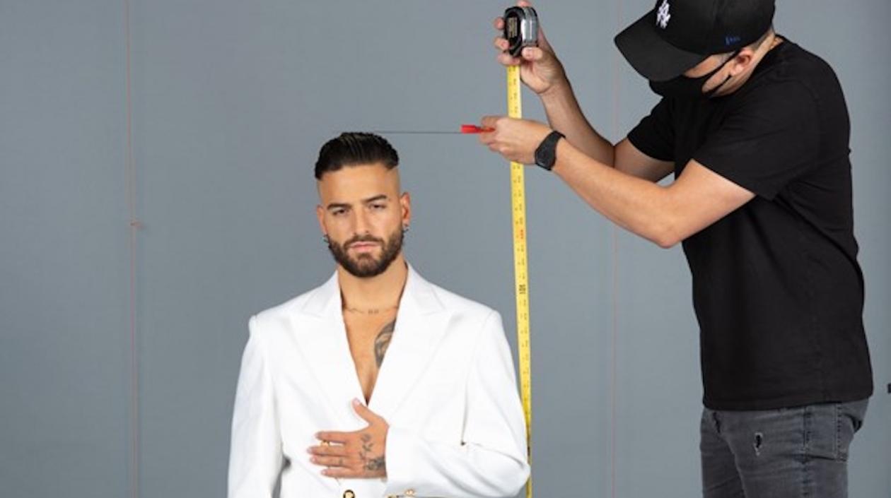 Maluma, en el Museo Madame Tussauds, cuando estaba siendo medido.