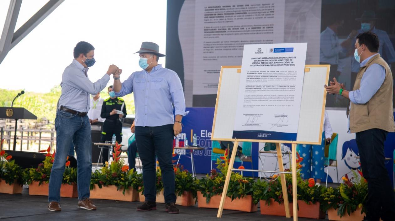 El Ministro Tito José Crissien, el Presidente Duque y el Registrador Nacional, Alexander Vega, 