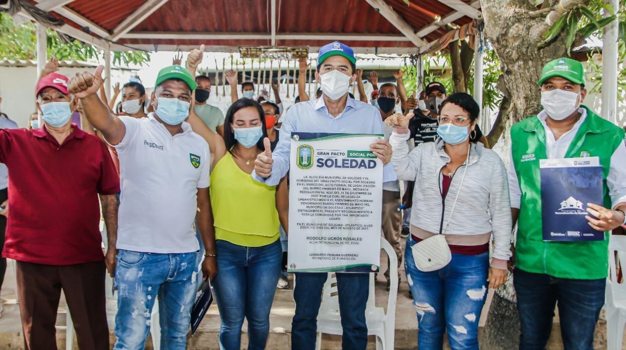 El alcalde Rodolfo Ucrós junto con habitantes del barrio Primero de Mayo. 