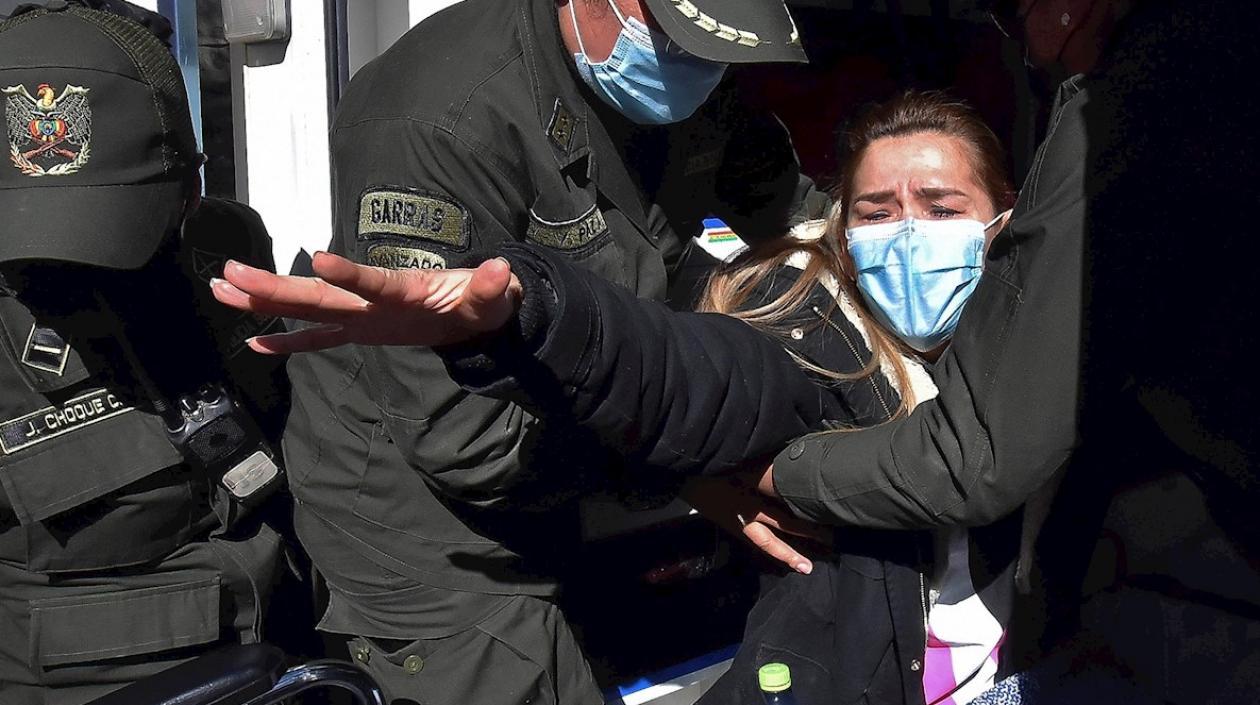  La exmandataria interina Jeanine Añez fue evacuada del penal en una silla de ruedas.