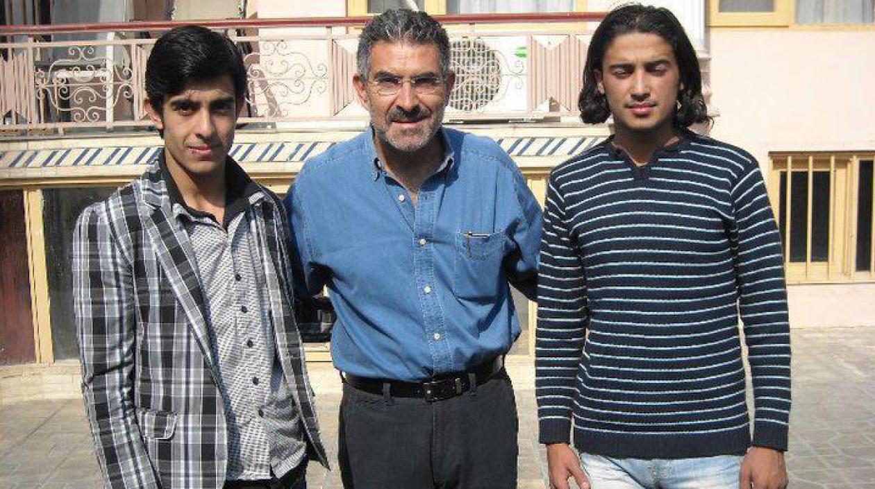 El periodista Jorge Cura con los jóvenes traductores en Kabul, Afganistán.