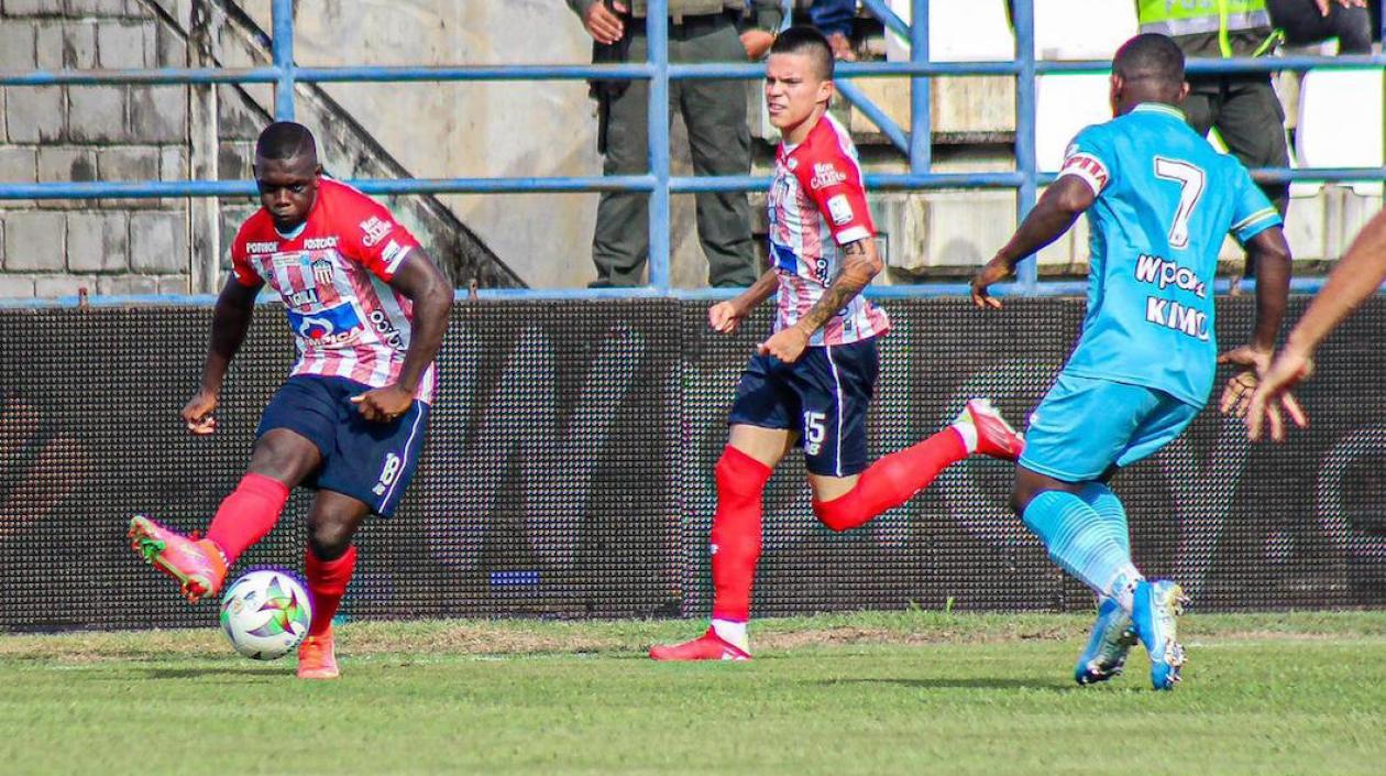 Edwuin Cetré ensayando un remate ante la marca de Pablo Rojas.