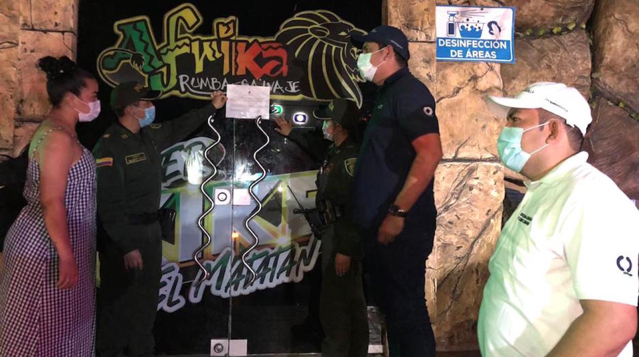 Las autoridades durante la diligencia de cierre.