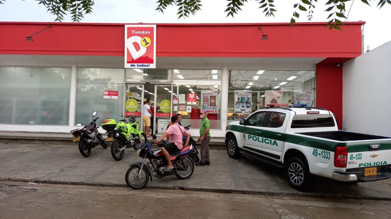 La Policía en el almacén asaltado en la tarde de este lunes. 
