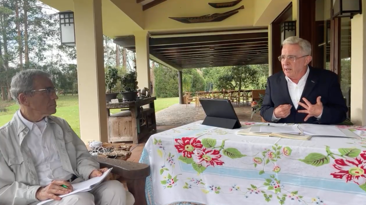 El padre Francisco de Roux y Álvaro Uribe Vélez.