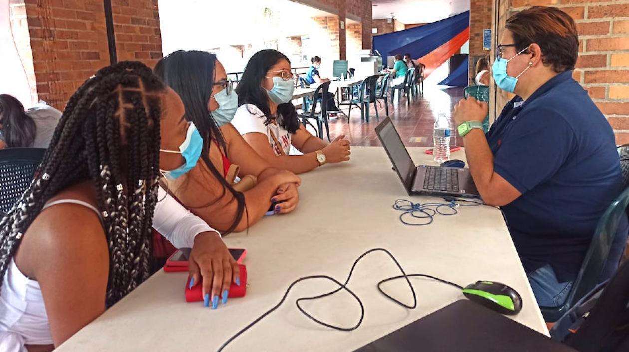 Las ferias permiten a los jóvenes solucionar sus dudas para acceder a la educación superior.