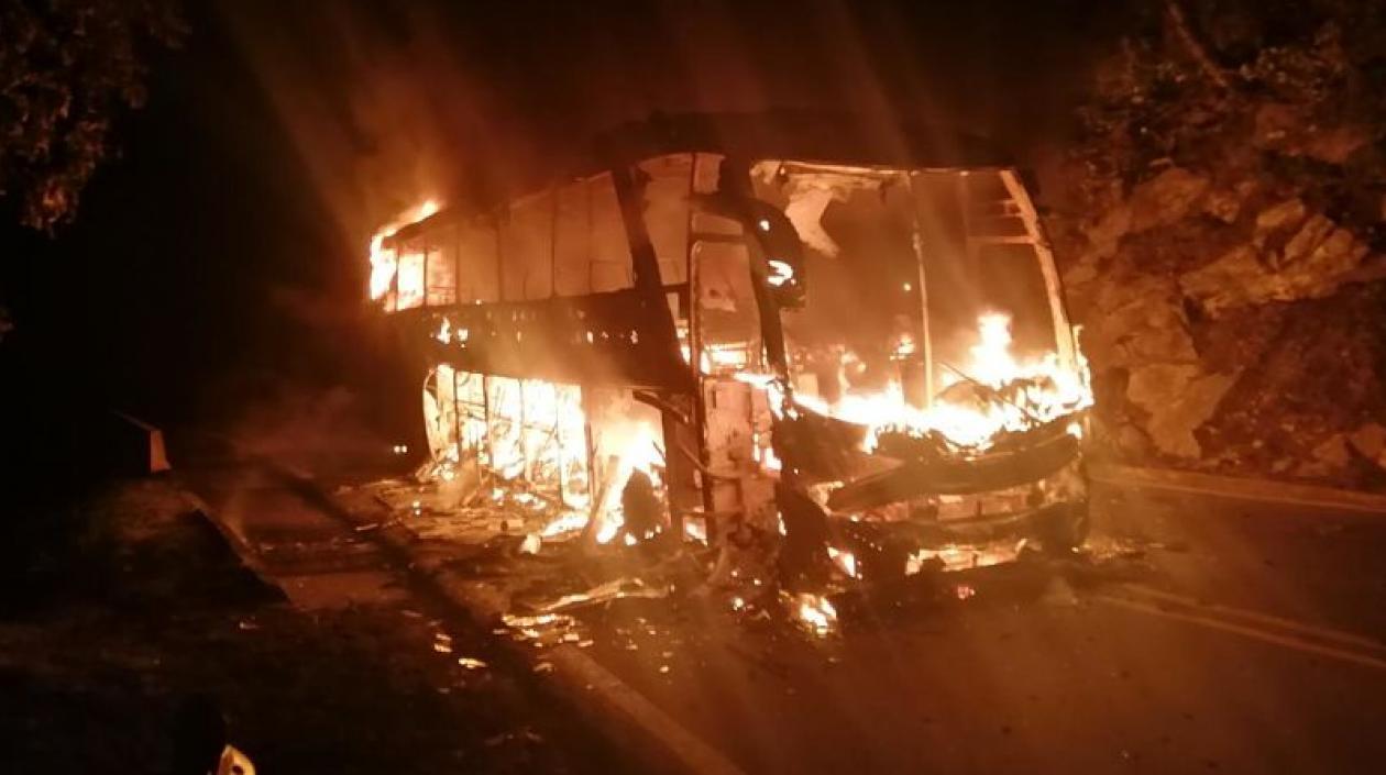 Bus que fue incendiado en la noche del domingo en carreteras del Cesar. 
