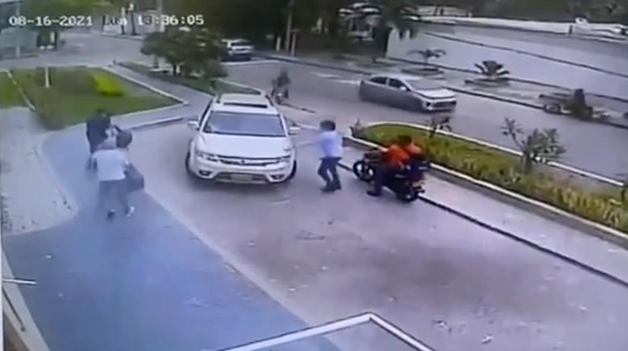 Momento del atraco ocurrido el lunes festivo. 